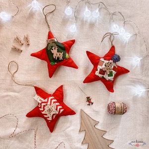 Adventi naptár, akasztós  piros csillagok színes zsebbel, csíkos akasztóval, karácsonyi dekoráció (24 darab) - Meska.hu