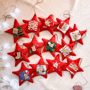 Adventi naptár, akasztós  piros csillagok színes zsebbel, csíkos akasztóval, karácsonyi dekoráció (24 darab) - karácsony - adventi díszek - adventi naptár - Meska.hu