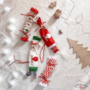 Szaloncukor formájú adventi naptár, vidám mintás zsákok csipkével és fa számokkal, karácsonyi dekoráció (24 darab) - Meska.hu