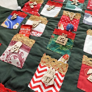 Zsebes adventi naptár, sötétzöld karácsonyfa alakú, ünnepi figurás fa számokkal, arany csipkével, akasztós - karácsony - adventi díszek - adventi naptár - Meska.hu Zsebes adventi naptár, sötétzöld karácsonyfa alakú, ünnepi figurás fa számokkal, arany csipkével, akasztós - karácsony - adventi díszek - adventi naptár - Meska.hu