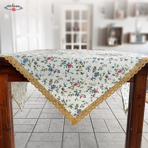 Apró virág mintás vidám terítő arany színű csipke szegéllyel (135 x 135cm), Otthon & Életmód, Konyhafelszerelés, tálalás, Tálalás, Terítő, Varrás, MESKA