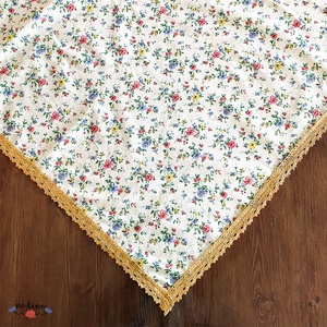 Apró virág mintás vidám terítő arany színű csipke szegéllyel (135 x 135cm) - otthon & életmód - konyhafelszerelés, tálalás - tálalás - terítő - Meska.hu