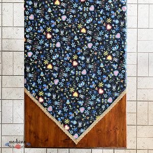 Vidám virág mintás terítő arany színű csipke szegéllyel (130 x 130cm) - otthon & életmód - konyhafelszerelés, tálalás - tálalás - terítő - Meska.hu