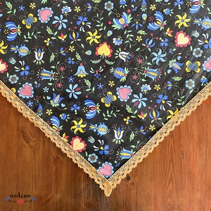 Vidám virág mintás terítő arany színű csipke szegéllyel (130 x 130cm) - otthon & életmód - konyhafelszerelés, tálalás - tálalás - terítő - Meska.hu