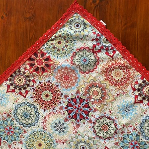 Vidám kaleidoszkóp absztrakt mintás terítő piros színű csipke szegéllyel ( x cm) - otthon & életmód - konyhafelszerelés, tálalás - tálalás - terítő - Meska.hu