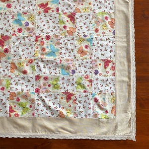 Pillangós, virágos patchwork terítő natúr csipke szegéllyel (78 x 145cm) - otthon & életmód - konyhafelszerelés, tálalás - tálalás - terítő - Meska.hu
