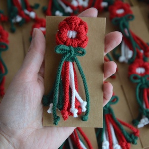 Kokárda (makramé virág kitűző, nemzeti színekben), Ékszer, Kitűző és Bross, Csomózás, MESKA