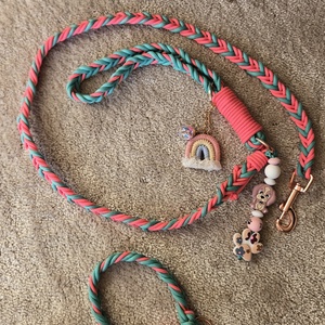 Rainbow Joy � Kézműves Fonott Paracord Póráz, Nyakkörv és Cuki Szivárványos Fityegő Szett S-es - otthon & életmód - kisállatoknak - kutyáknak - kutya nyakörv, póráz szett - Meska.hu