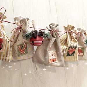 Adventi naptár, vászon zsákok, Karácsony, Adventi díszek, Adventi naptár, Varrás, Zsákokat készítettem vászon anyagból: 8 natúr, 8 arany csíkos és 8 arany csillagos. Filcből motívum..., MESKA