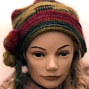 Retro kézzel horgolt,kötött kalap/sapka őszi színekben relief mintával és rózsabimbókkal díszítve burgundi bordó és zöld - ruha & divat - sál, sapka, kendő - sapka - Meska.hu