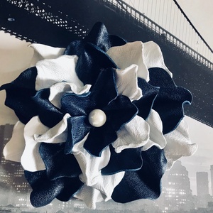 Bőr Virág bross kitűző hajdísz fehér sötétkék tengerész Balatoni nyár kontraszt kézzel készített handmade zero waste  - Meska.hu