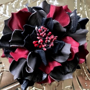Piros fekete szürke valódi bőr virág bross kitűző hajdísz táskadísz egyedi alkalmi, Ékszer, Kitűző, Kitűző és Bross, Bőrművesség, MESKA