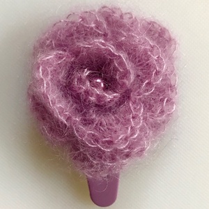 Rózsa Csitt-csatt luxus Rowan angora fonalból horgolt rózsával, közepén gyöngy díszítéssel. - ruha & divat - hajdísz & hajcsat - hajcsat & hajtű - Meska.hu