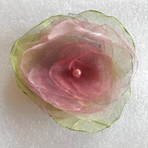 Tüll és organza virágok kitűzők hajdíszek brossok csuklódíszek ruhadíszek handmade pink - ékszer - kitűző és bross - kitűző - Meska.hu