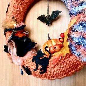 Halloween seprűn lovagoló tolldíszes kalapos boszis cicás denevéres kézzel kötött hangulatos kopogtató vagy ajtódísz - otthon & életmód - dekoráció - halloween - halloweeni ajtódíszek és ablakdíszek - Meska.hu