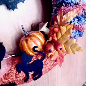 Halloween seprűn lovagoló tolldíszes kalapos boszis cicás denevéres kézzel kötött hangulatos kopogtató vagy ajtódísz - otthon & életmód - dekoráció - halloween - halloweeni ajtódíszek és ablakdíszek - Meska.hu