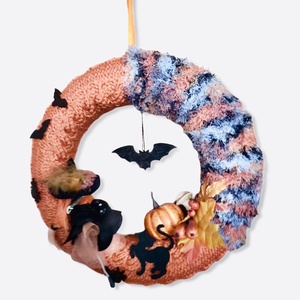 Halloween seprűn lovagoló tolldíszes kalapos boszis cicás denevéres kézzel kötött hangulatos kopogtató vagy ajtódísz - otthon & életmód - dekoráció - halloween - halloweeni ajtódíszek és ablakdíszek - Meska.hu