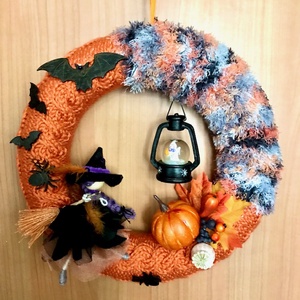 Halloween seprűn lovagoló tolldíszes kalapos boszis töklámpás denevéres kézzel kötött hangulatos kopogtató vagy ajtódísz - Meska.hu