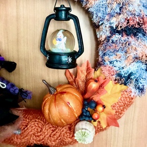 Halloween seprűn lovagoló tolldíszes kalapos boszis töklámpás denevéres kézzel kötött hangulatos kopogtató vagy ajtódísz - otthon & életmód - dekoráció - halloween - halloweeni ajtódíszek és ablakdíszek - Meska.hu