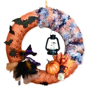 Halloween seprűn lovagoló tolldíszes kalapos boszis töklámpás denevéres kézzel kötött hangulatos kopogtató vagy ajtódísz - otthon & életmód - dekoráció - halloween - halloweeni ajtódíszek és ablakdíszek - Meska.hu