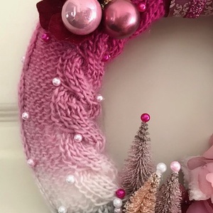 Karácsonyi kopogtató ajtódísz kézzel kötött hangulatos saját készítésű tündérrel pink  magenta rózsaszín árnyalatban - karácsony - karácsonyi lakásdekoráció - karácsonyi ajtódíszek - Meska.hu