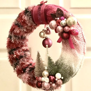 Karácsonyi kopogtató ajtódísz kézzel kötött hangulatos pink  magenta rózsaszín árnyalatban - karácsony - adventi díszek - adventi ajtódísz - Meska.hu