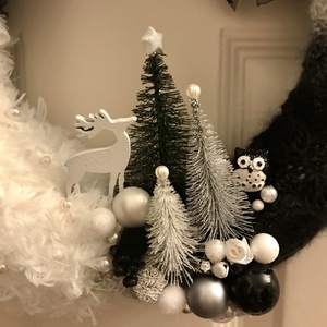 Karácsonyi kopogtató ajtódísz kézzel kötött elegáns fehér fekete szürke árnyalatban - karácsony - adventi díszek - adventi ajtódísz - Meska.hu