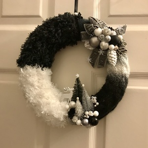 Karácsonyi kopogtató ajtódísz kézzel kötött elegáns fehér fekete szürke árnyalatban - karácsony - adventi díszek - adventi ajtódísz - Meska.hu