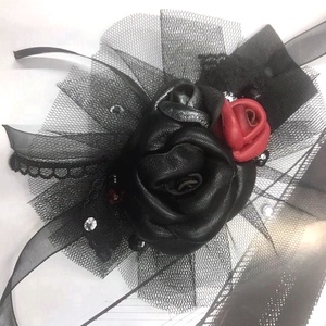 Gót (gothic, goth) stílusú valódi bőr virágos csuklódísz, fekete, ezüstszürke, piros rózsákkal, tüll fátyollal díszítve - Meska.hu