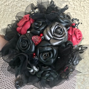 Gót (gothic, goth) stílusú valódi bőrrózsás, csipkés, tüll és organza fekete alapú örökcsokor, ballagási csokor, esküvőe - Meska.hu