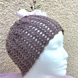 Horgolt charleston elegáns beanie sapka természetes puha pamut fonalból mogyoró színben színekben apró gyöngyökkel - Meska.hu