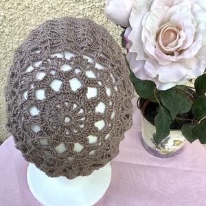 Horgolt charleston elegáns beanie sapka természetes puha pamut fonalból mogyoró színben színekben apró gyöngyökkel - ruha & divat - sál, sapka, kendő - sapka - Meska.hu