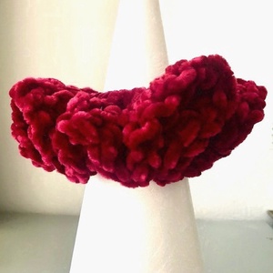 Horgolt scrunchie Hajgumi hajdísz vörös bársony velvet karácsonyi báli estélyi konty hajtű lófarok - ruha & divat - hajdísz & hajcsat - hajdísz - Meska.hu