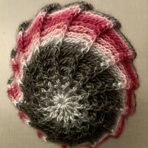 Pink fehér fekete szürke szivárvány színátmenetes barett svájci sapka természetes mohair fonalból áttört csipkemintával - ruha & divat - sál, sapka, kendő - sapka - Meska.hu