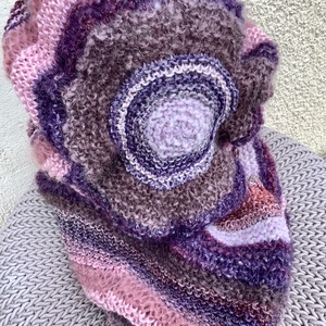 Kézzel kötött, egyedi tervezésű, olasz art fonalakból készült pihe-puha pink lila  (barett) svájci sapka és körsál - ruha & divat - sál, sapka, kendő - sapka & sál szett - Meska.hu