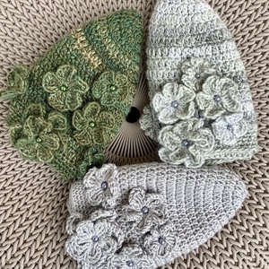 Horgolt beanie sapkák természetes puha pamut fonalból szürke és zöld színekben, kis horgolt virágokkal, apró gyöngyökkel - ruha & divat - sál, sapka, kendő - sapka - Meska.hu