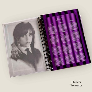 Wednesday témájú, A5 méretű jegyzetfüzet könyvjelzővel és zsebbel - otthon & életmód - papír, írószer - jegyzetfüzet & napló - Meska.hu