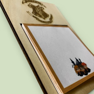 Harry Potter gravírozott  jegyzettömbtartó + jegyzettömb, Otthon & Életmód, Papír, írószer, Jegyzetfüzet & Napló, Papírművészet, Famegmunkálás, MESKA