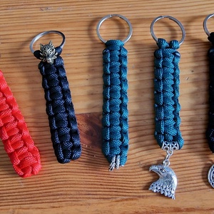 Paracord kulcstartó medállal - táska & tok - kulcstartó & táskadísz - kulcstartó - Meska.hu
