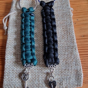 Paracord kulcstartó medállal - táska & tok - kulcstartó & táskadísz - kulcstartó - Meska.hu