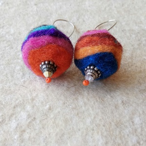 Filcgolyó fülbevaló - ékszer - fülbevaló - lógó fülbevaló - Meska.hu