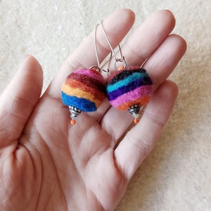 Filcgolyó fülbevaló - ékszer - fülbevaló - lógó fülbevaló - Meska.hu