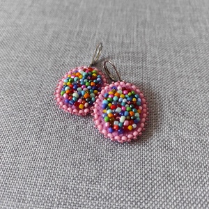 Litta - rózsaszín/tarka hímzett fülbevaló, Ékszer, Ékszerszett, Hímzés, Gyöngyfűzés, gyöngyhímzés, MESKA