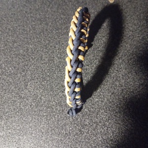Paracord 450 karkötő kétszínű nyílhegy mintával, Ékszer, Karkötő, Fonott karkötő, Kötés, MESKA