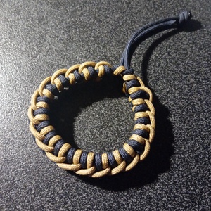 Paracord 450 karkötő kétszínű nyílhegy mintával - ékszer - karkötő - fonott karkötő - Meska.hu