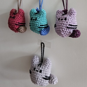 Horgolt cicák - táska & tok - kulcstartó & táskadísz - táskadísz - Meska.hu