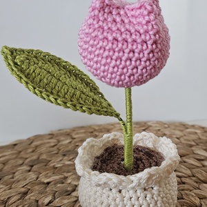 Horgolt tulipánok kaspóban - otthon & életmód - virágdekoráció - virágdíszek - asztali virágdísz - Meska.hu