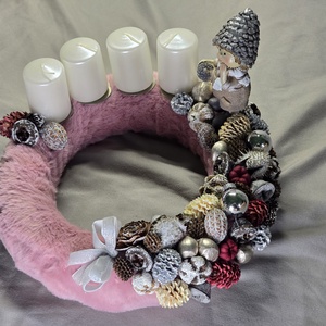 Modern Plüss Adventi Koszorú Platinaszürke Manóval és Hófehér Gyertyákkal, Karácsony, Adventi díszek, Adventi koszorú, , MESKA