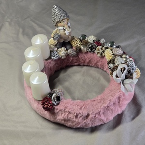 Modern Plüss Adventi Koszorú Platinaszürke Manóval és Hófehér Gyertyákkal - karácsony - adventi díszek - adventi koszorú - Meska.hu