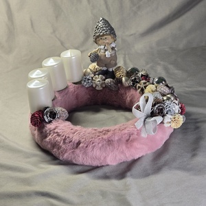 Modern Plüss Adventi Koszorú Platinaszürke Manóval és Hófehér Gyertyákkal - karácsony - adventi díszek - adventi koszorú - Meska.hu